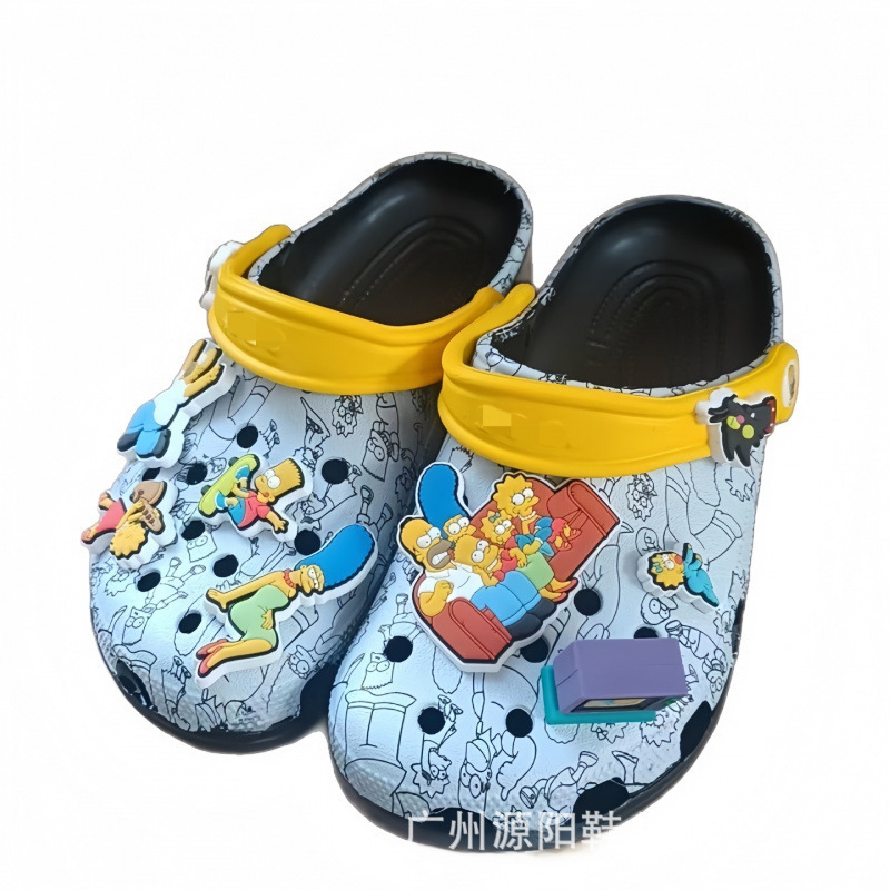 2025 verano zapatos de playa de dibujos animados Simpson un agujero de marca conjunta zapatos antideslizantes al por mayor tarjetas de hogar resistentes image 2