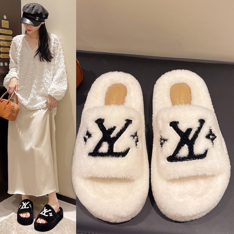 Trendy Thick-Soled Furry Slippers for Women, Suitable for Outdoor Wear, New Fashion Comfortable Letter-Patterned Cotton Slippers for Women, Autumn and Winter 2025