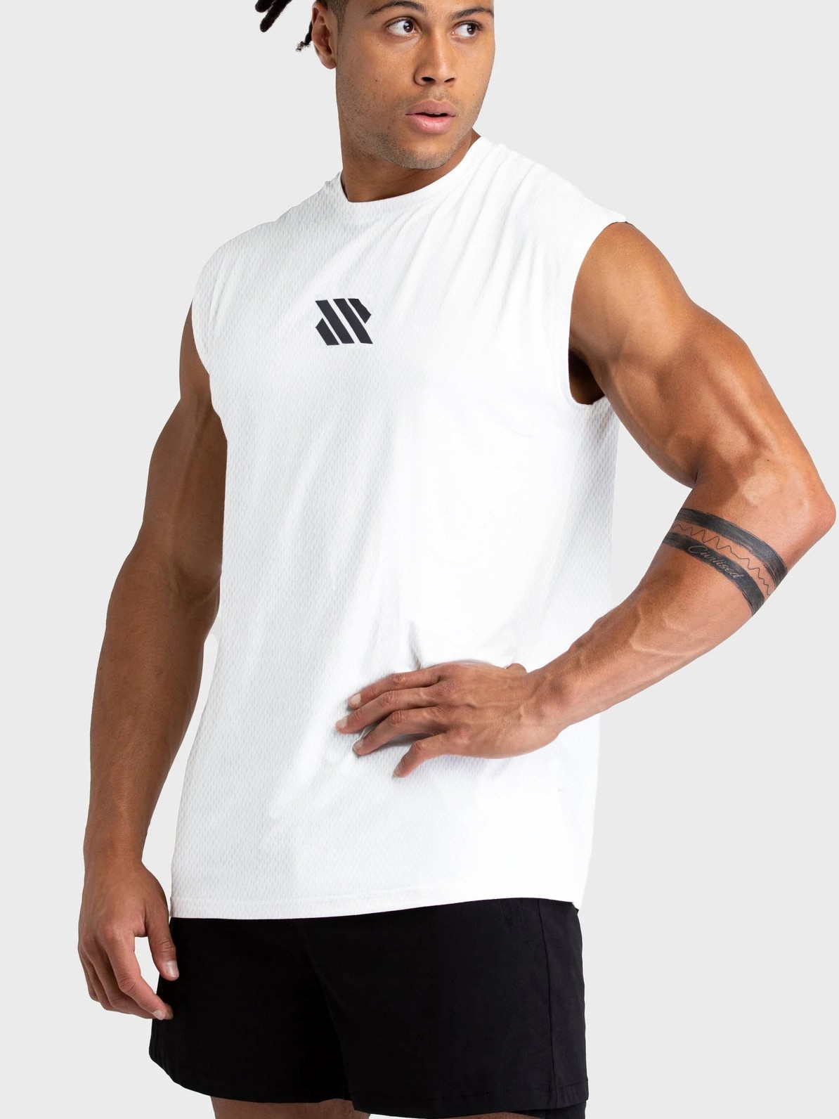 Camiseta de hombro ancho para hombres de verano chaleco de fitness de malla entrenamiento de ropa de fitness relajado chaleco de Maratón de marea de cuello redondo
