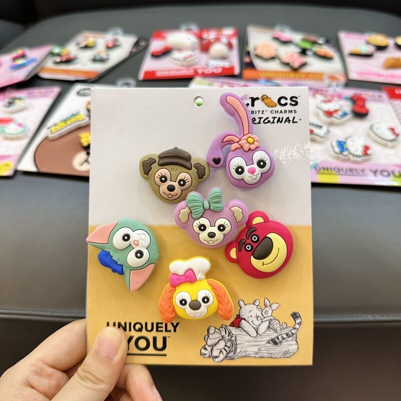 新しい漫画の赤いハローキティの靴の花、かわいくて見栄えの良いミニオンの取り外し可能な下駄の靴の花の靴のバックル|undefined