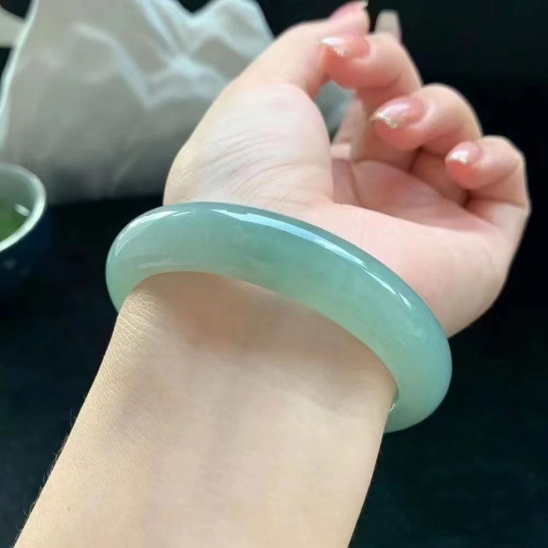 Vòng tay ngọc nữ chính hãng cao cấp màu xanh nhạt – đường kính trong 52–64 mm chi tiết 1