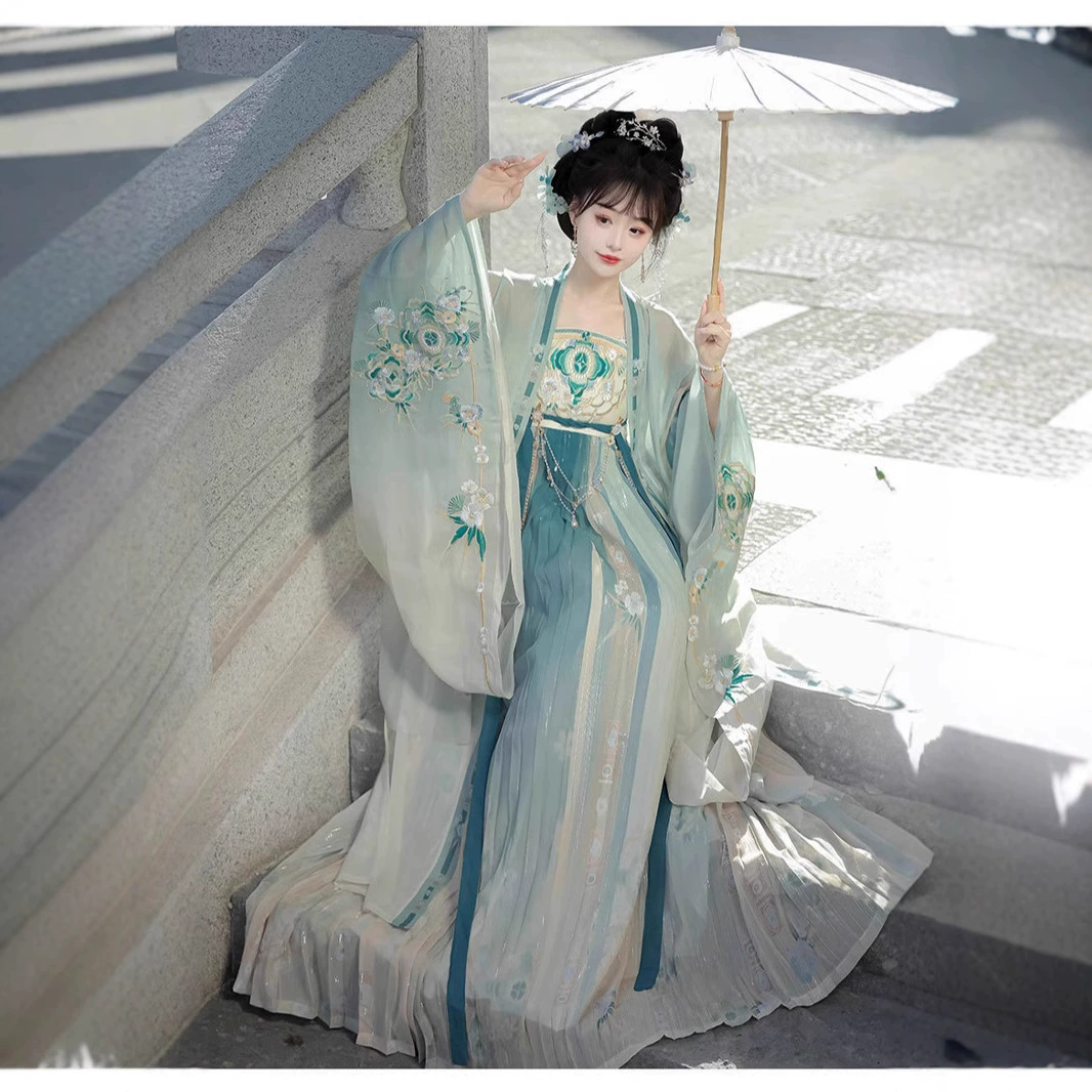 Новый костюм для взрослых женщин