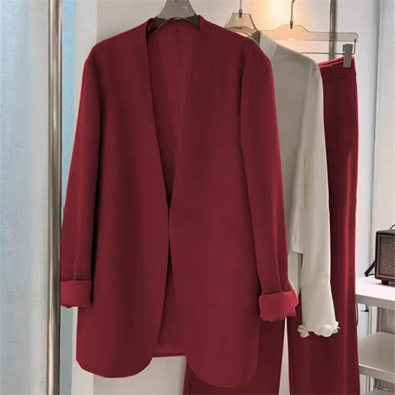 Костюм-двойка для женщин больших размеров на весну-осень 2025: свободный повседневный деловой костюм с широкими брюками и укороченным пиджаком.