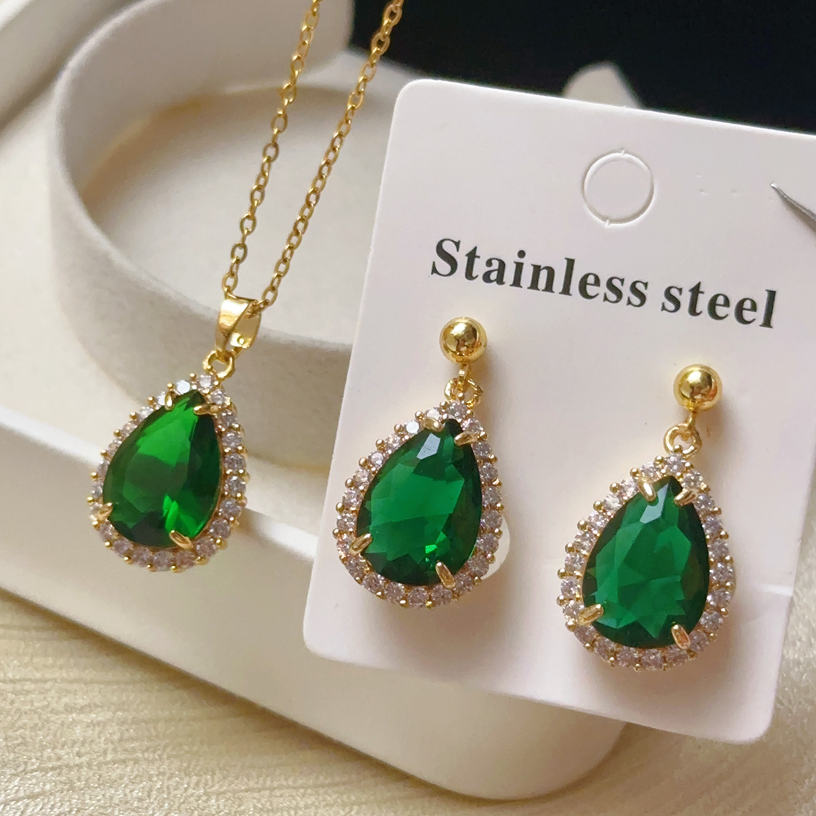 Colgante de moda al por mayor nicho diseño de collar de gota de agua verde mujer ligera lujosa pendientes de zirconio de diamante nuevo conjunto de joyas