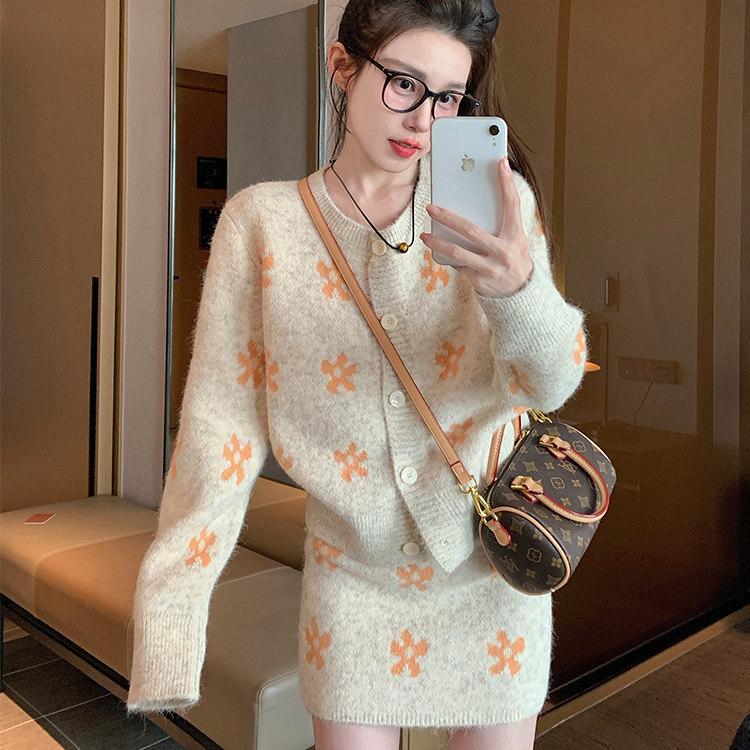 Petite women's sweater set 2026 new autumn and winter elegant and stylish age-reducing fashion casual knit two-piece set Petite women's sweater set 2026 new autumn and winter elegant and stylish age-reducing fashion casual knit two-piece set