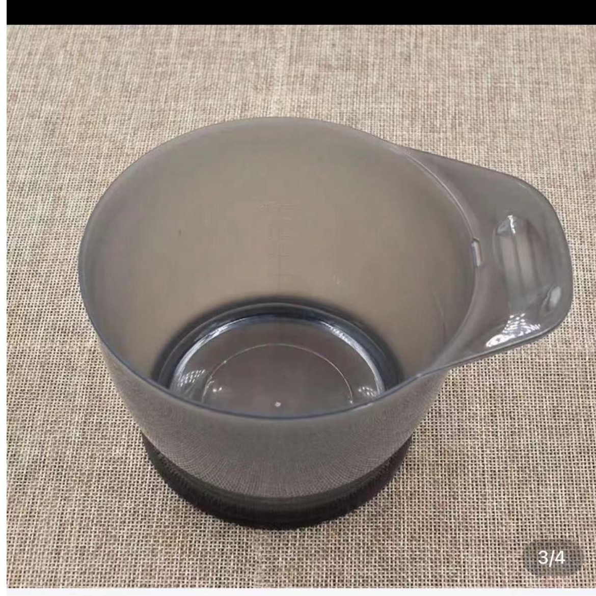 두꺼운 검은 그릇 하나