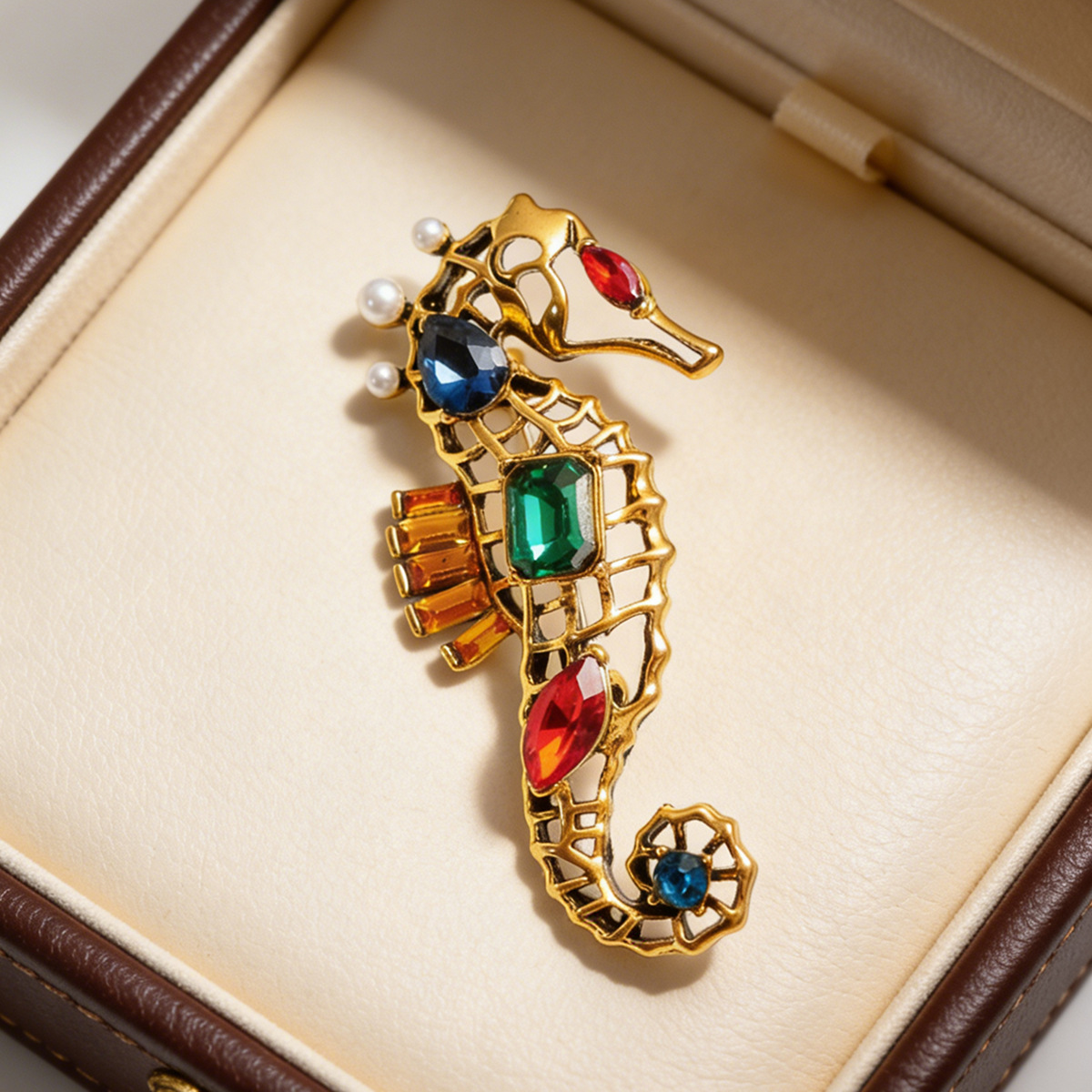 Vintage Hollow-Out Crystal-Embellished Seahorse Brooch, Light Luxury Versatile Pin, Niche High-End Fashion Accessory, Exquisite Jewelry