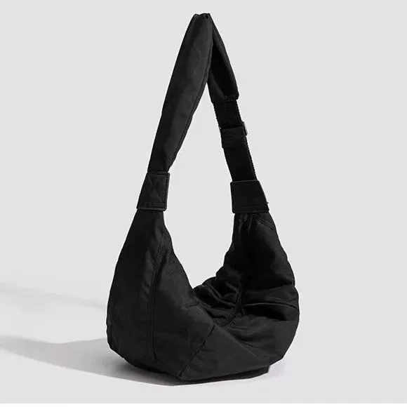 Популярные в этом году сумки для пельменей. Новые женские сумки 2025 года. Простая модная универсальная сумка через плечо. Сумка подмышки на одно плечо.