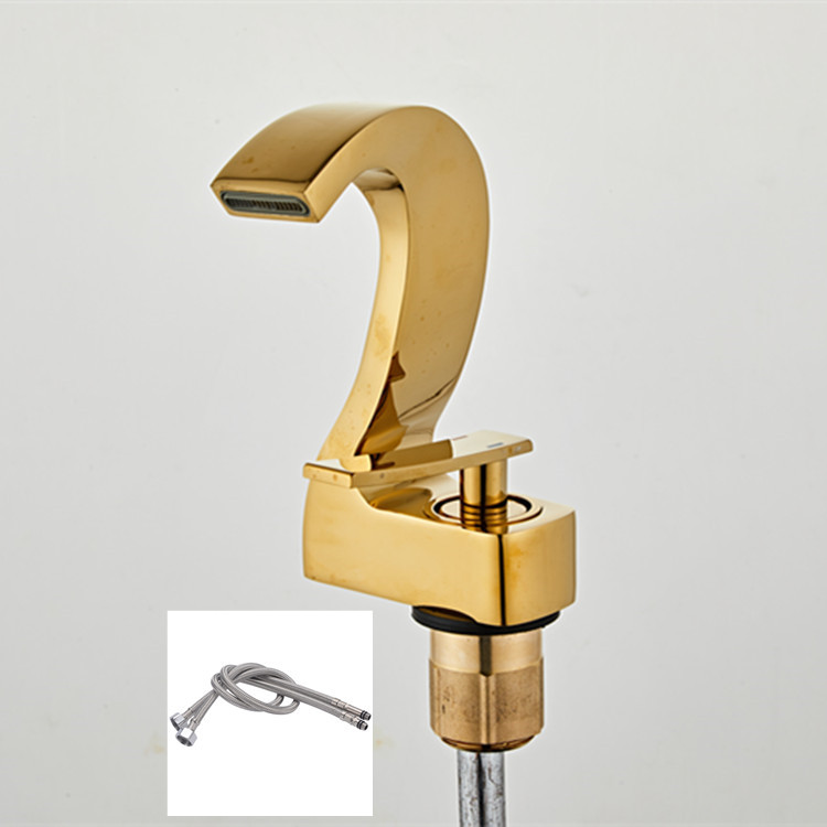 Tubo de entrada de agua del grifo del lavabo del cisne de oro
