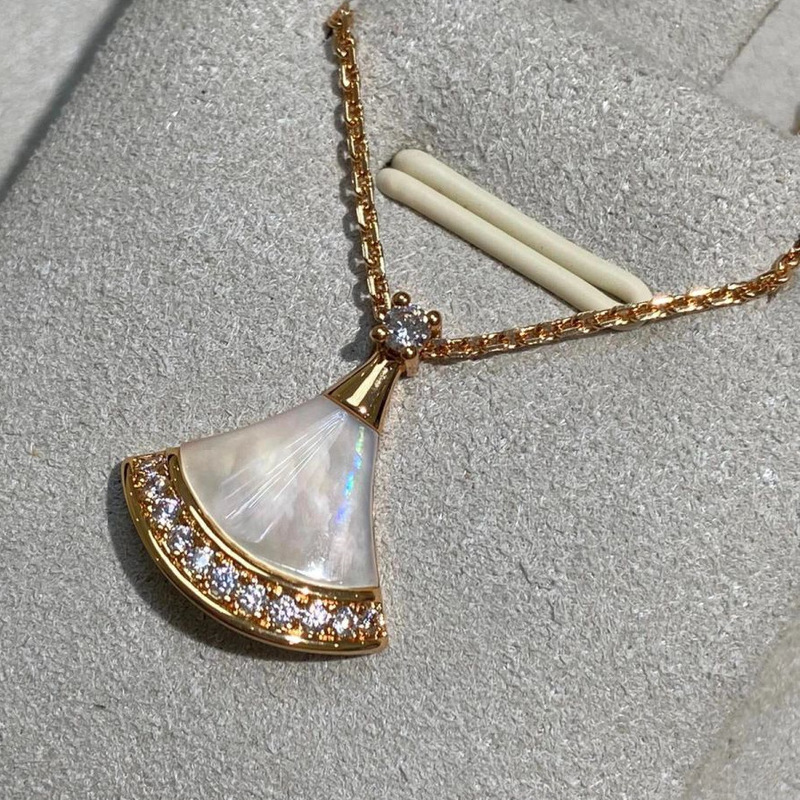 Baojia High Version Small Skirt Necklace for Women Plated with 18K Rose Gold White Mother-Of-Pearl Carnelian Full Diamond Fan-Shaped Clavicle Chain for Women