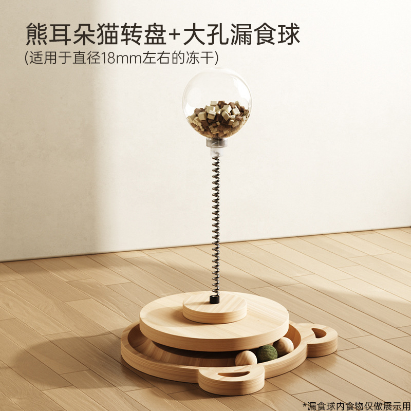 곰 머리가 음식 공을 새는 모습