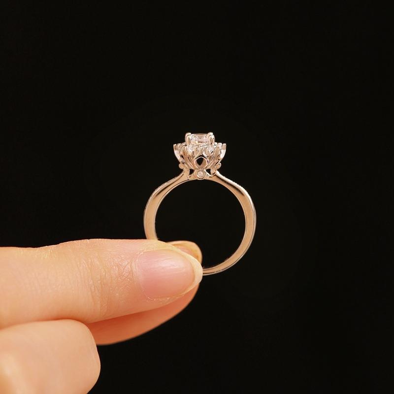 Xiaohongshu's Best-Selling 50-Point Moissanite Classic Ring for Women, Fashionable S925 Sterling Silver Popular Engagement Ring, Wholesale from Manufacturer