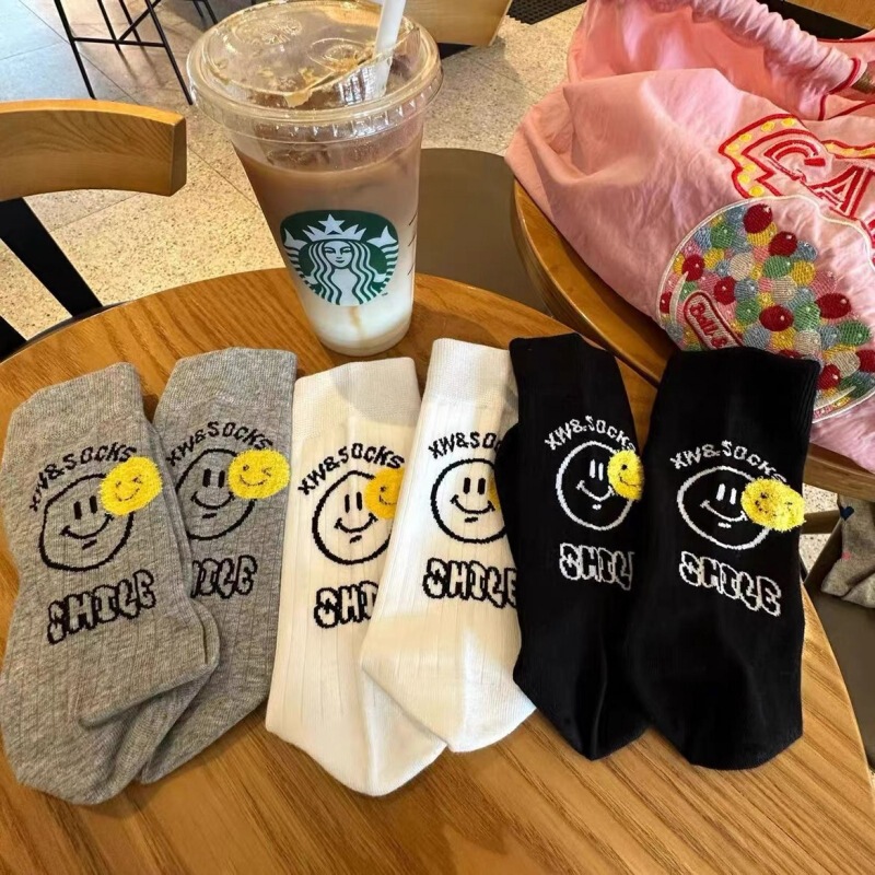 South Korea Dongdaemun heel flocking yellow smiley socks autumn new black and white letter socks men's and women's cotton mid-calf length socks South Korea Dongdaemun heel flocking yellow smiley socks autumn new black and white letter socks men's and women's cotton mid-calf length socks