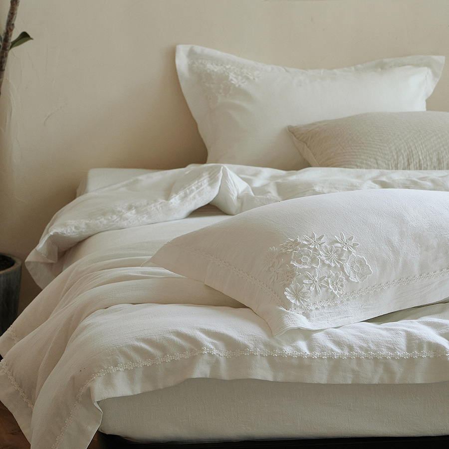 Alojamiento japonés de algodón blanco de cuatro piezas, algodón puro, algodón bordado ligero, lujo, cama de hilo importada de alta calidad