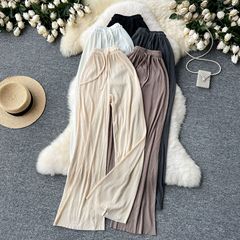 ハイウエストのカジュアルパンツに合わせて、夏の服を着ます。