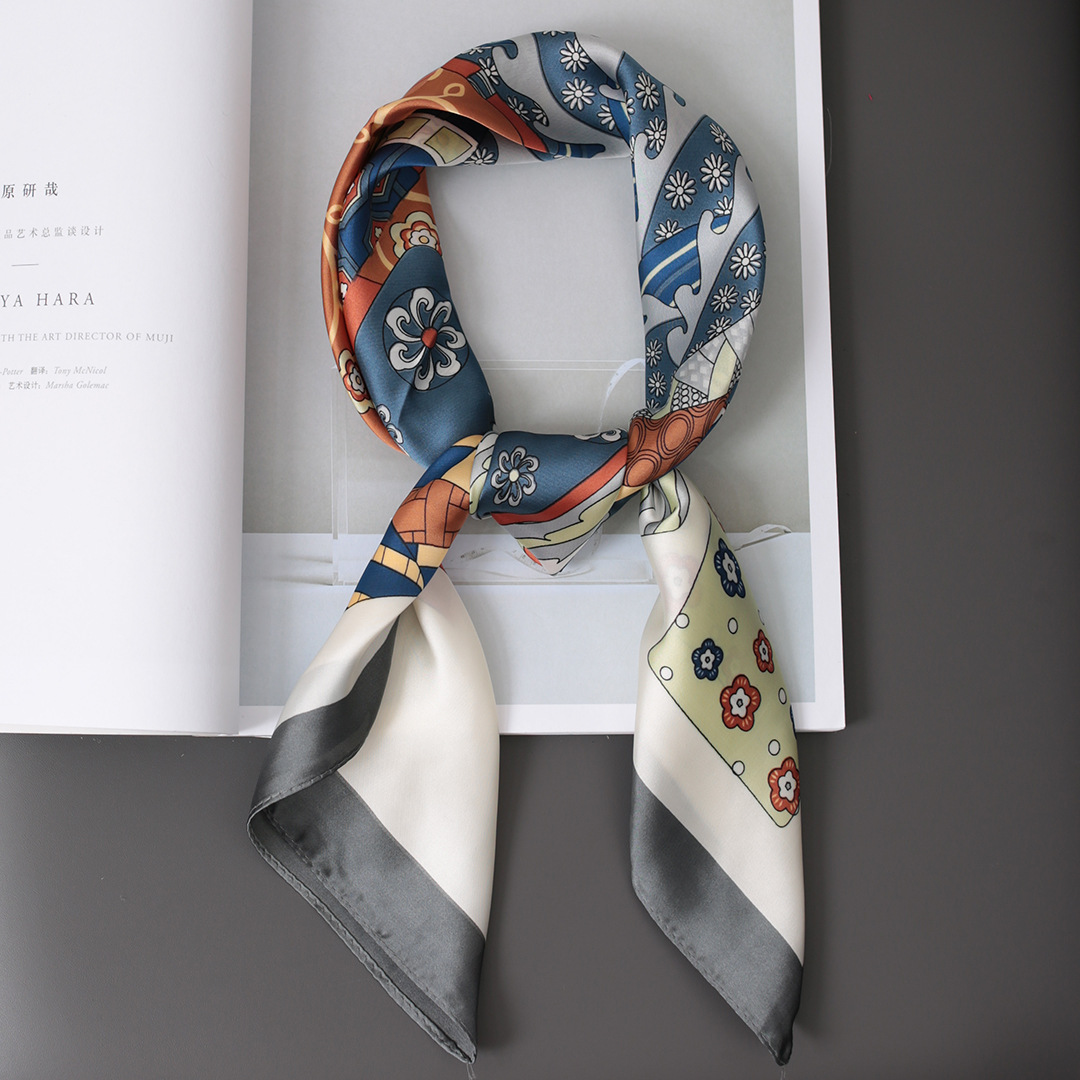 Foulard quadrato in seta da donna elegante e accessorio versatile_voghion.com