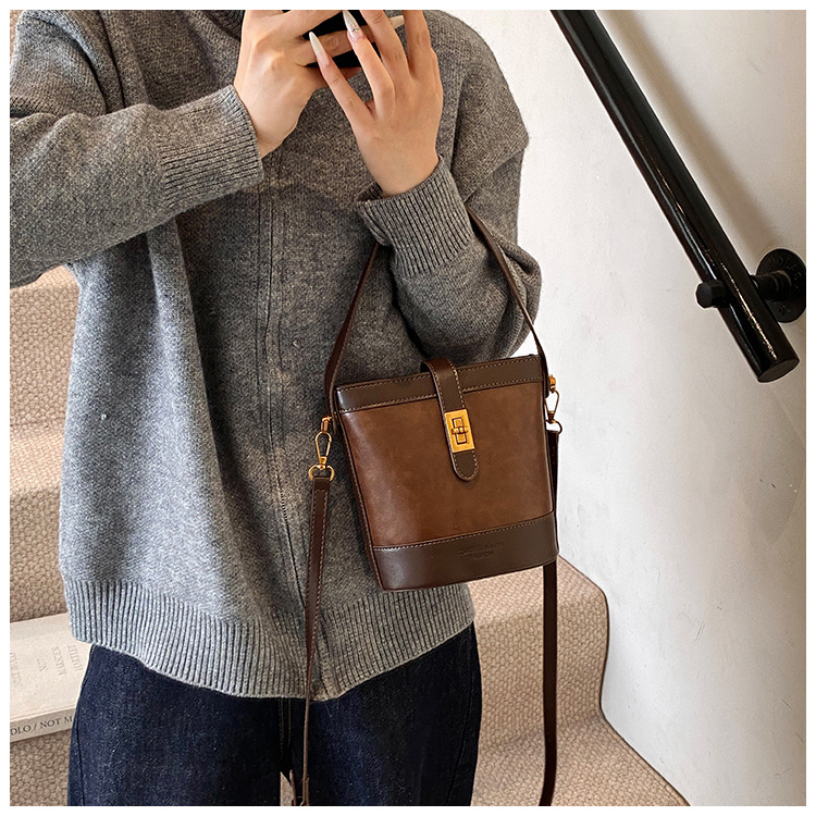 A retro color-blocking and textured hand-held bucket bag for women, a new 2024 trendy and fashionable small bag, a crossbody bag undefined