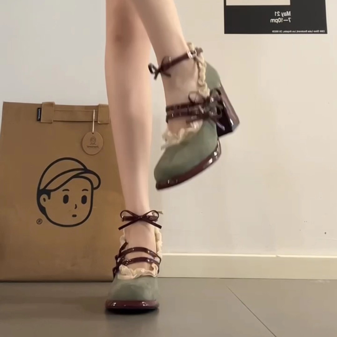 Fashionable elegant accessory with bow with a strap low-cut heels