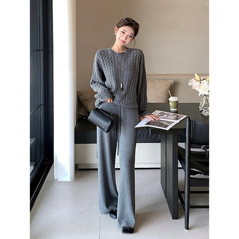 7703秋冬新款时尚百搭慵懒松驰感圆领软糯扭花毛衣阔腿裤子两件套