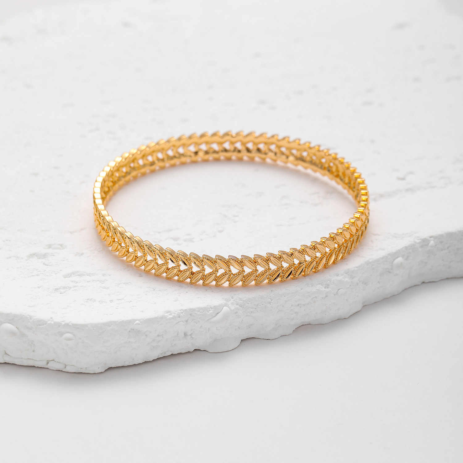 Opciones transfronterizas de venta caliente pulsera de alta calidad simple y versátil temperamento de alta gama bronce chapado en oro joyerías al por mayor inventario