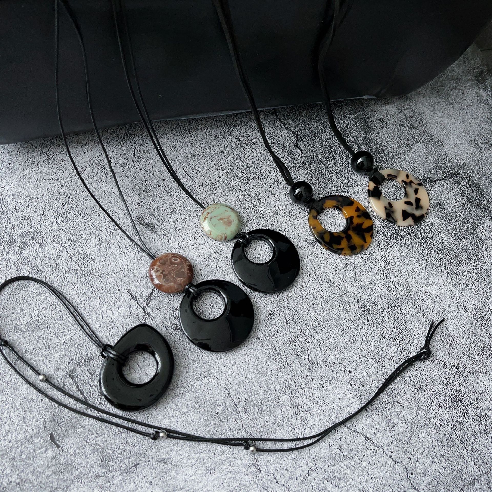 新款黑色琉璃圓形毛衣鏈設計感新中式復古高級感長款項鍊豹紋項鍊