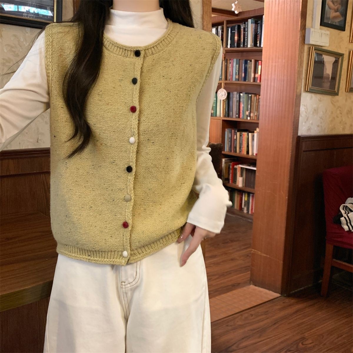 Cardigan with a round collar sleevless