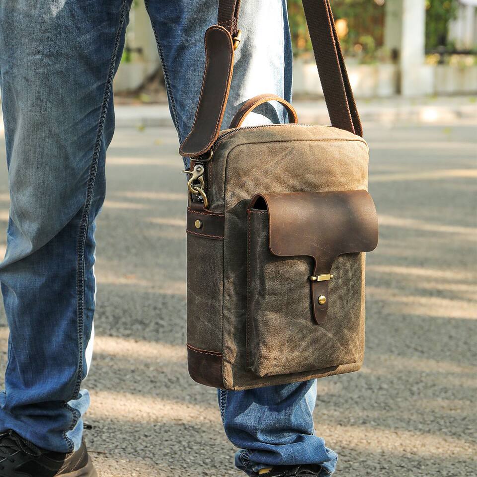 Túi đeo chéo nam da bò phối vải canvas kiểu dọc — Màu vải Kaki đậm, Màu xanh lam nhạt, Màu xanh quân đội, Màu đen