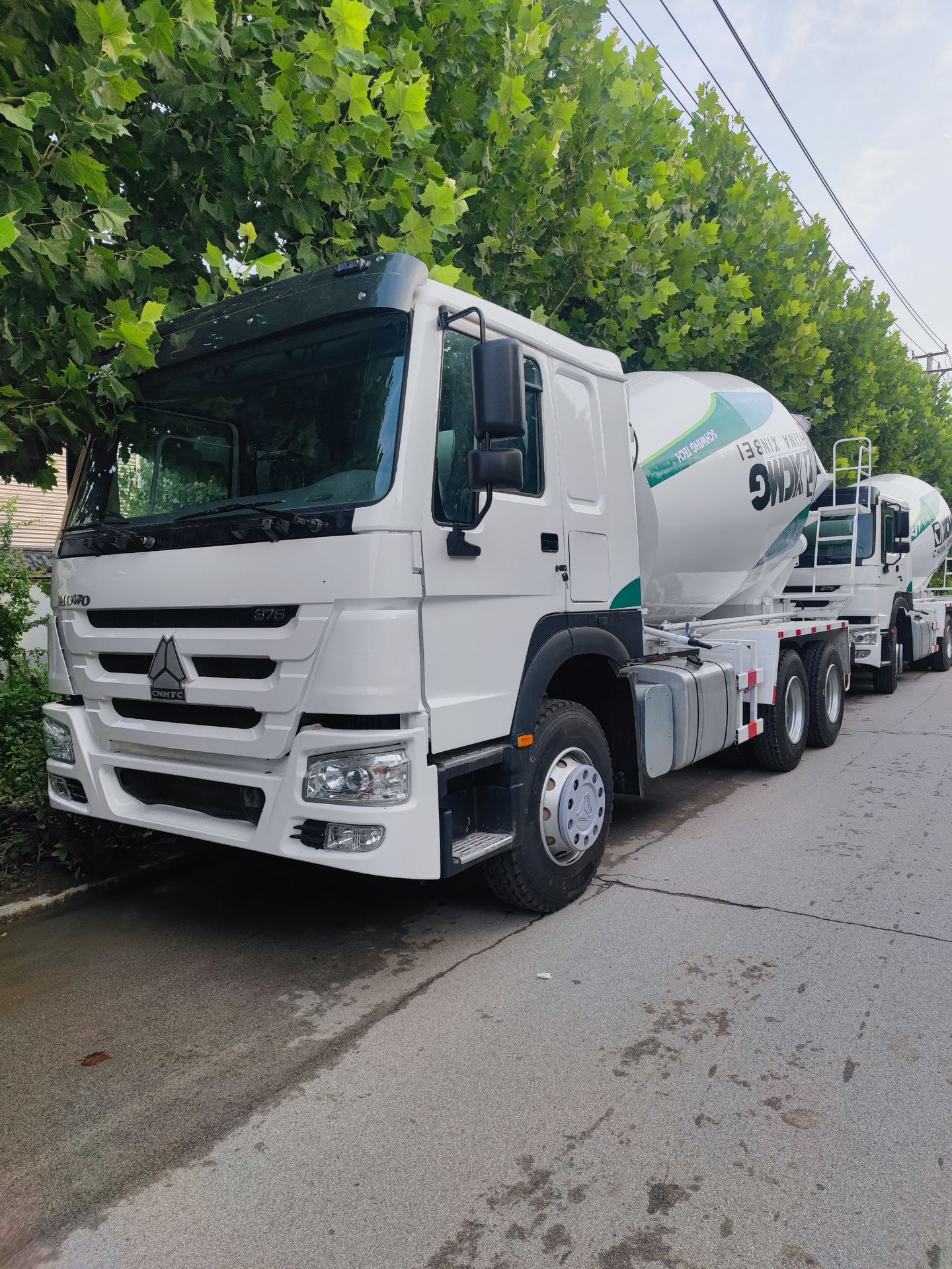 Exporting Howo 350-Horsepower Cement Tanker, Large 12-Cubic-Meter and 14-Cubic-Meter Cement Tanker
