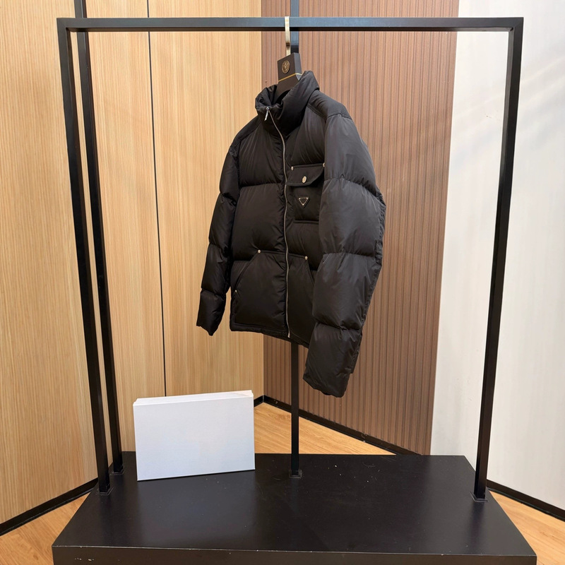 High-end version, featuring the iconic P brand logo, the 26s autumn/winter collection's popular classic metal-logo stand-up collar slim-fit down jacket, available in unisex styles High-end version, featuring the iconic P brand logo, the 26s autumn/winter collection's popular classic metal-logo stand-up collar slim-fit down jacket, available in unisex styles