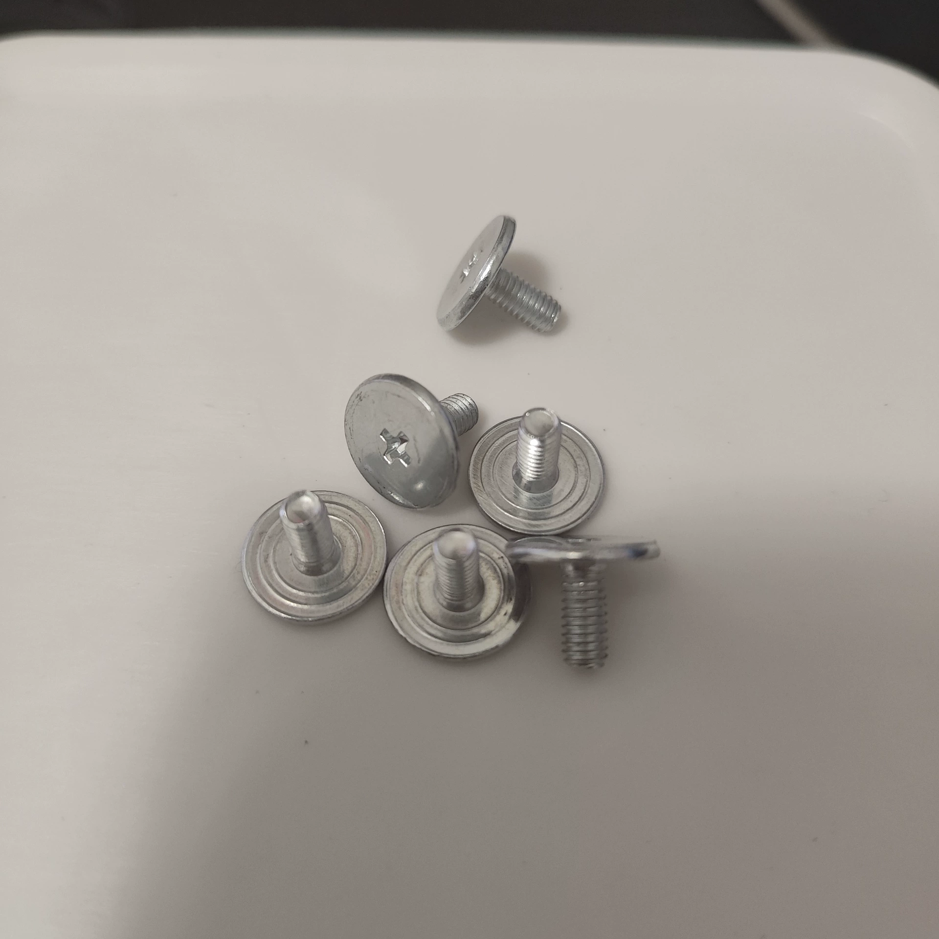 Заводская прямая продажа через границу специально для автомобильных ножных ковриков из нержавеющей стали алюминиевого сплава педаль фиксация специальная большая крышка фиксирующий винт