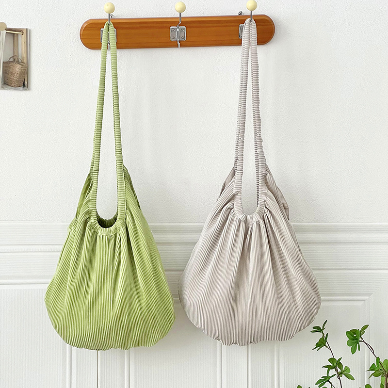 Bolsa de hombro inclinada de marca de moda red bolsa de gran capacidad de transporte bolsa de lona casual bolsa de color caramelo delgada pliegue