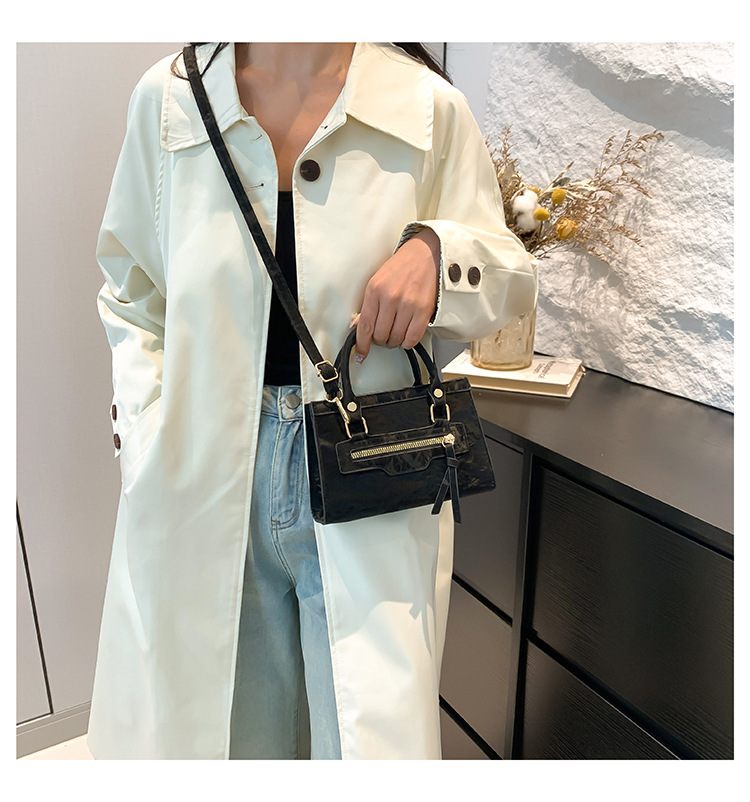 A retro, individualistic, casual single-shoulder crossbody bag for the autumn of 2024, featuring a fashionable, simple and elegant style, and a small square handbag for commuting undefined