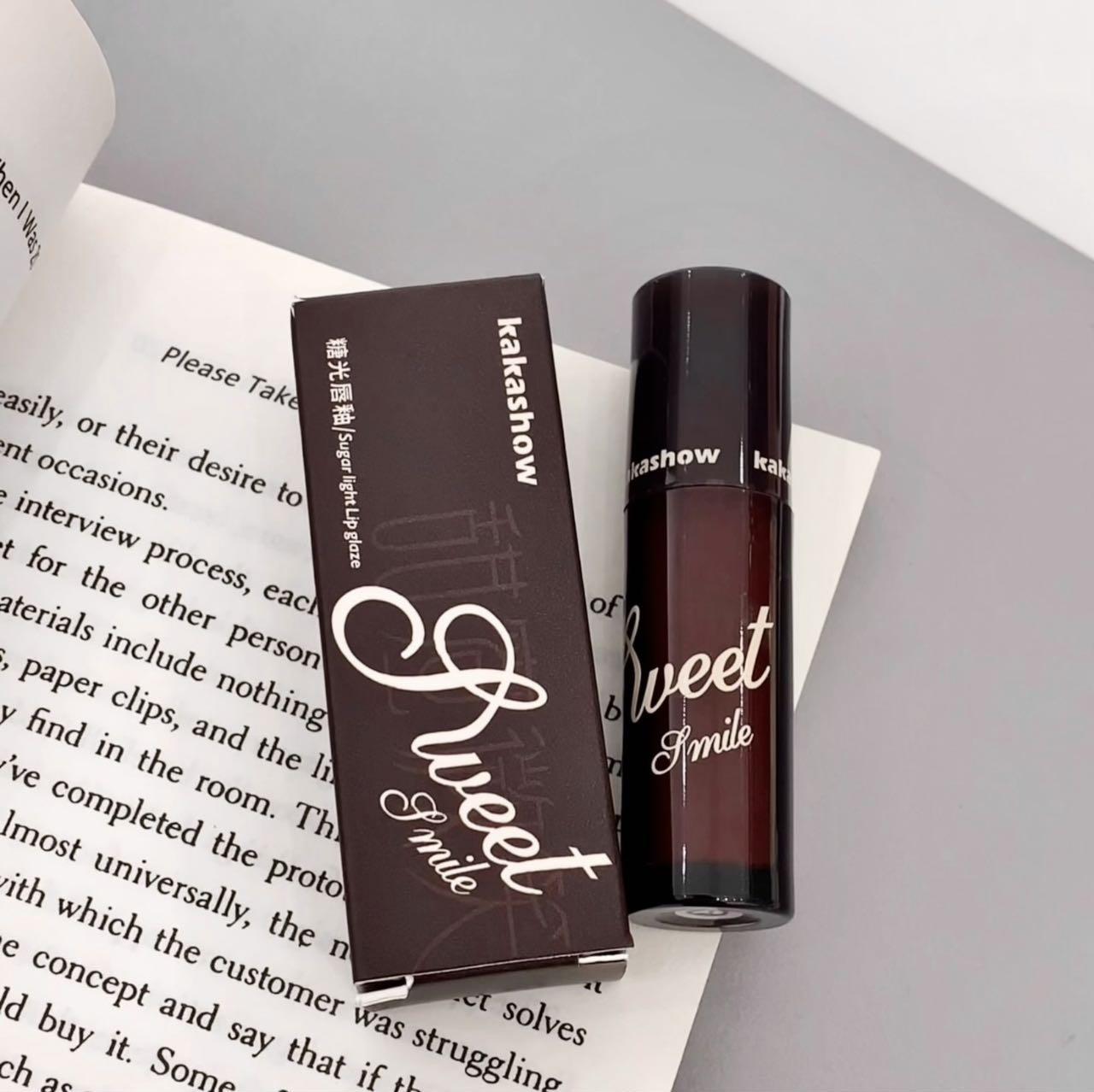 kakashow Sugar Gloss Lip Gloss Lipstick, with a water-like mirror finish, is clear and pure, not easy to stick to the glass, making the lips rosy and fair. Affordable for students undefined