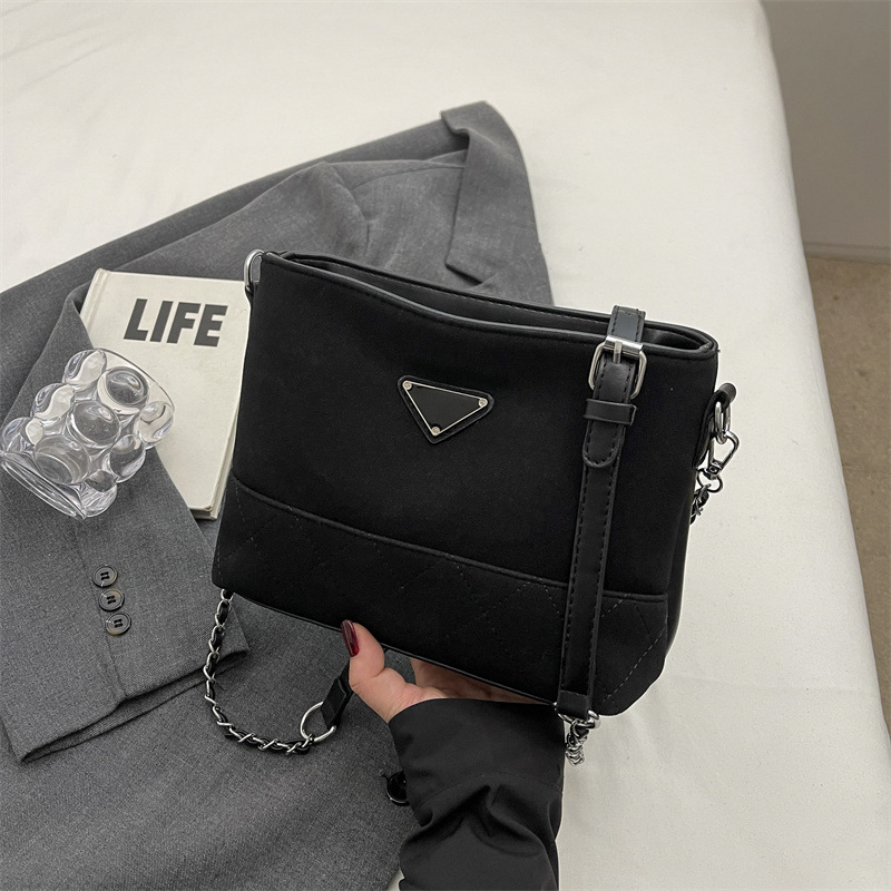 Bolso retro esmerilado simple bolso de mujer otoño / invierno 2024 nueva cadena bolso pequeño de moda estilo extranjero bolso de transporte