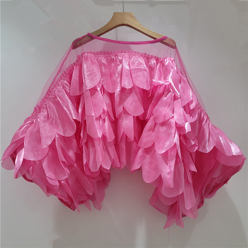 Diseño de nicho femenino extranjero perlado irregular decoración de borde de loto chic camisa de manga de murciélago moda