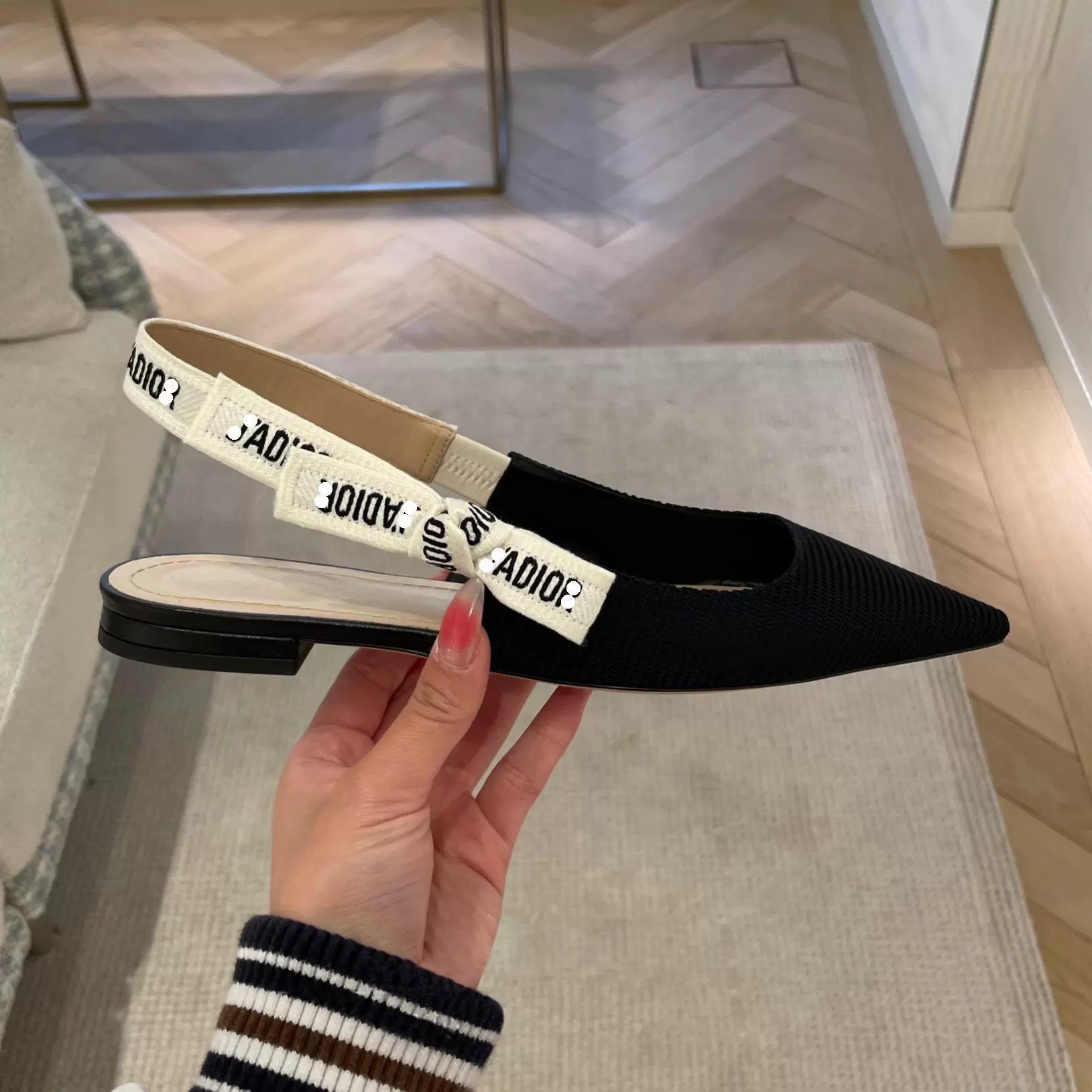 Вязаные сандалии на плоской подошве с бантом женские 2023 летние новые европейские и американские ретро с заостренной неглубокой сумкой сумки после воздуха