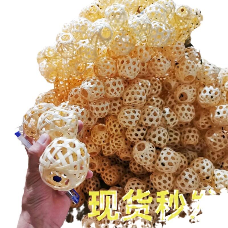 広西の大量の手作りの竹は提灯の小さい提灯の材料を編みます。|undefined