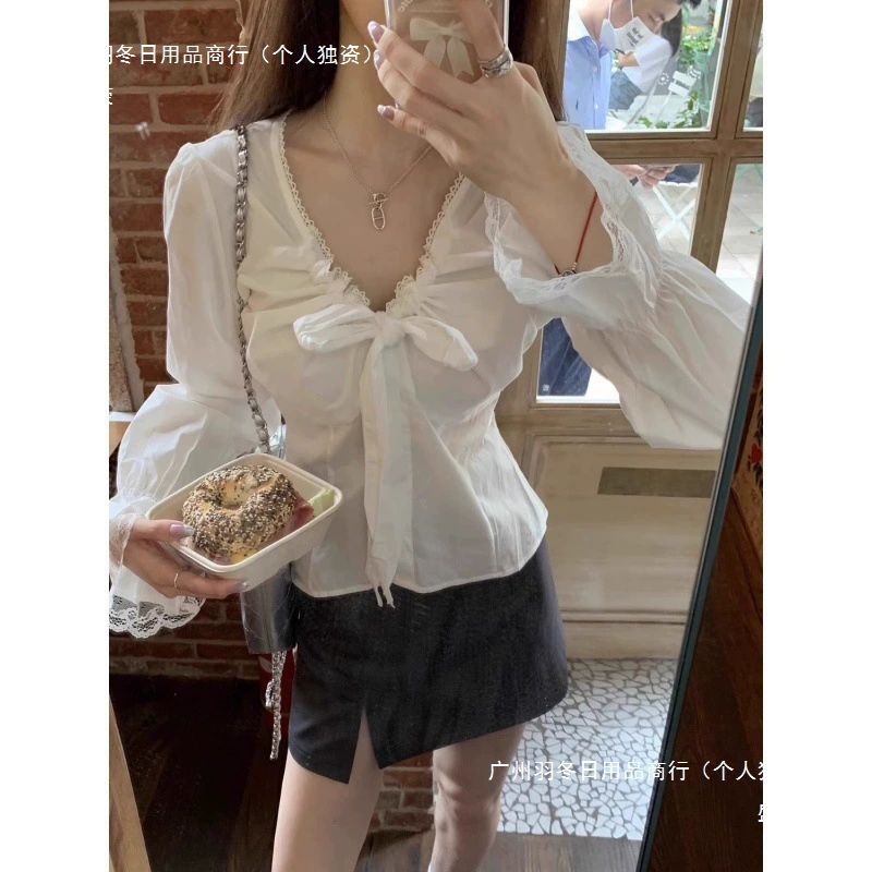 Белая женская рубашка с завышенной талией, весна-лето, новая французская кружевная модель с V-образным вырезом, длинными рукавами, стройнящая и шикарная.