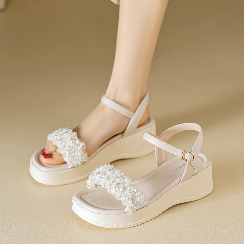 Augu Shi Deng sandalias para mujeres 2025 nuevo verano vestido blanco pequeño viento de fragancia fondo grueso un pedazo de moda zapatillas frías