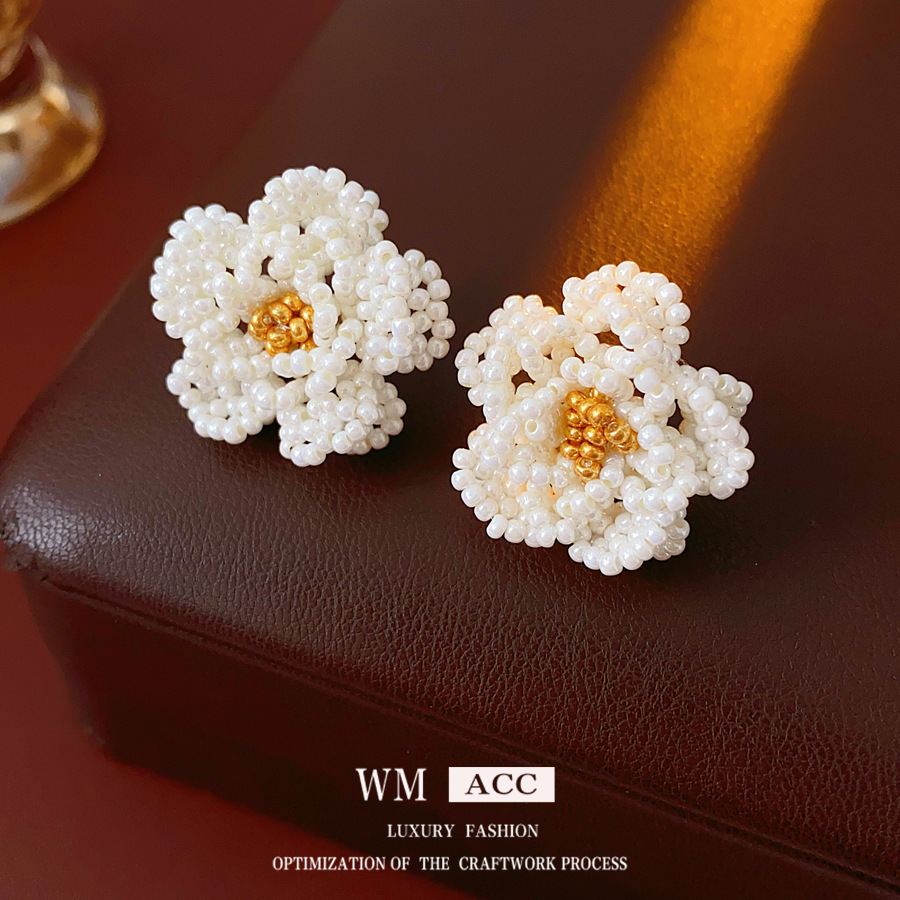Collar de aretes de camellia retrógrado francés temperamento versátil conjunto de aretes de diseño de joyería de nicho femenina de alta calidad