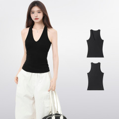 黒vネック工字ストラップベスト女性の夏には、ノースリーブの上着2025の新製品を着ています