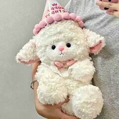 新しいお姫様の羊のぬいぐるみのぬいぐるみをなだめる少女はかわいいです。