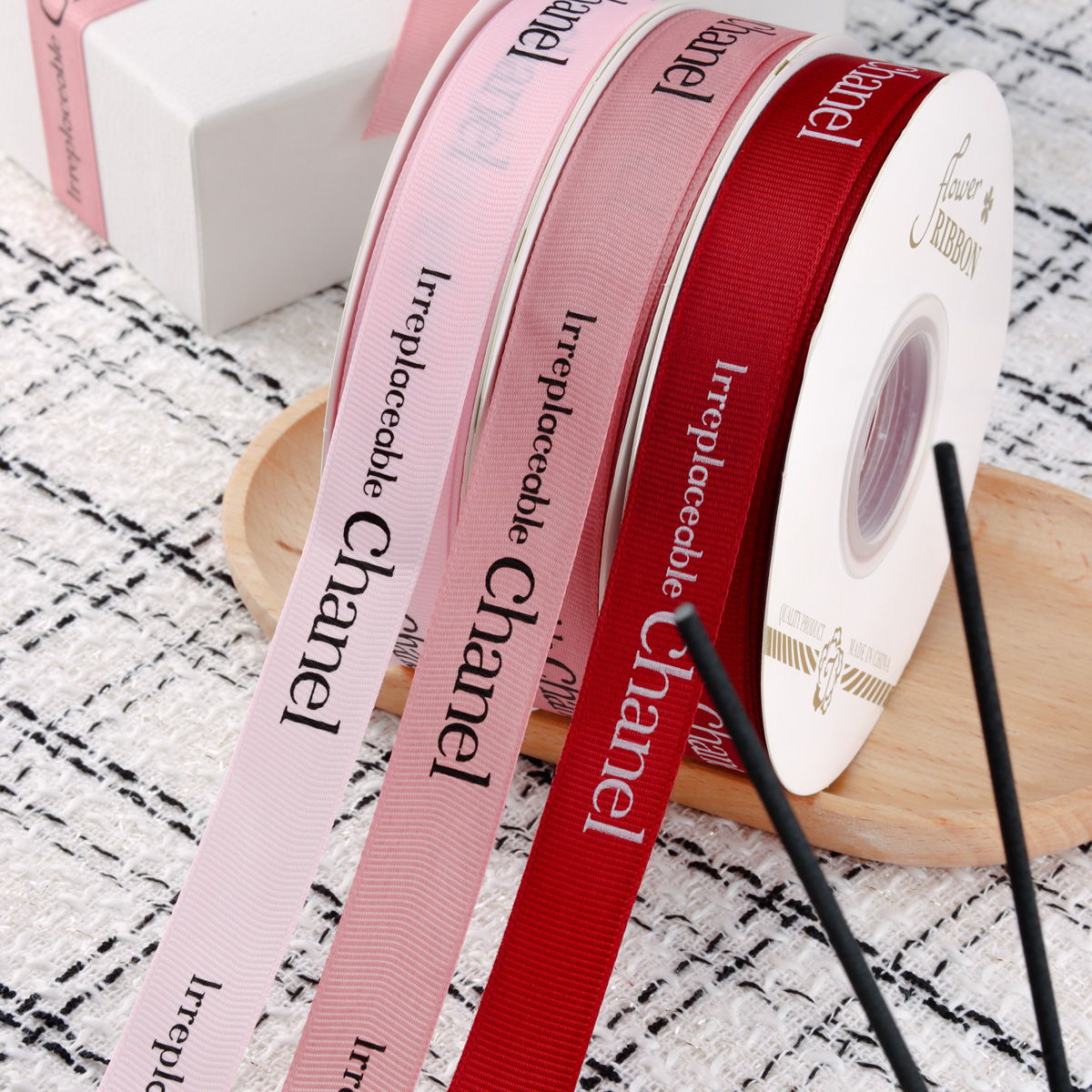 Chanel estilo cinta Inglés impreso costilla cinta flor ramo embalaje regalo caja de regalo decoración hecha a mano DIY compañero