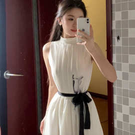 法式温柔风蝴蝶结无袖白色连衣裙女夏季新款收腰显瘦别致绝美裙子