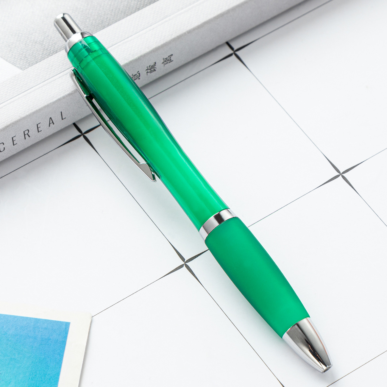 Bolígrafos de colores tipo calabaza, clic suave, imprimibles con logo, ideales para publicidad.