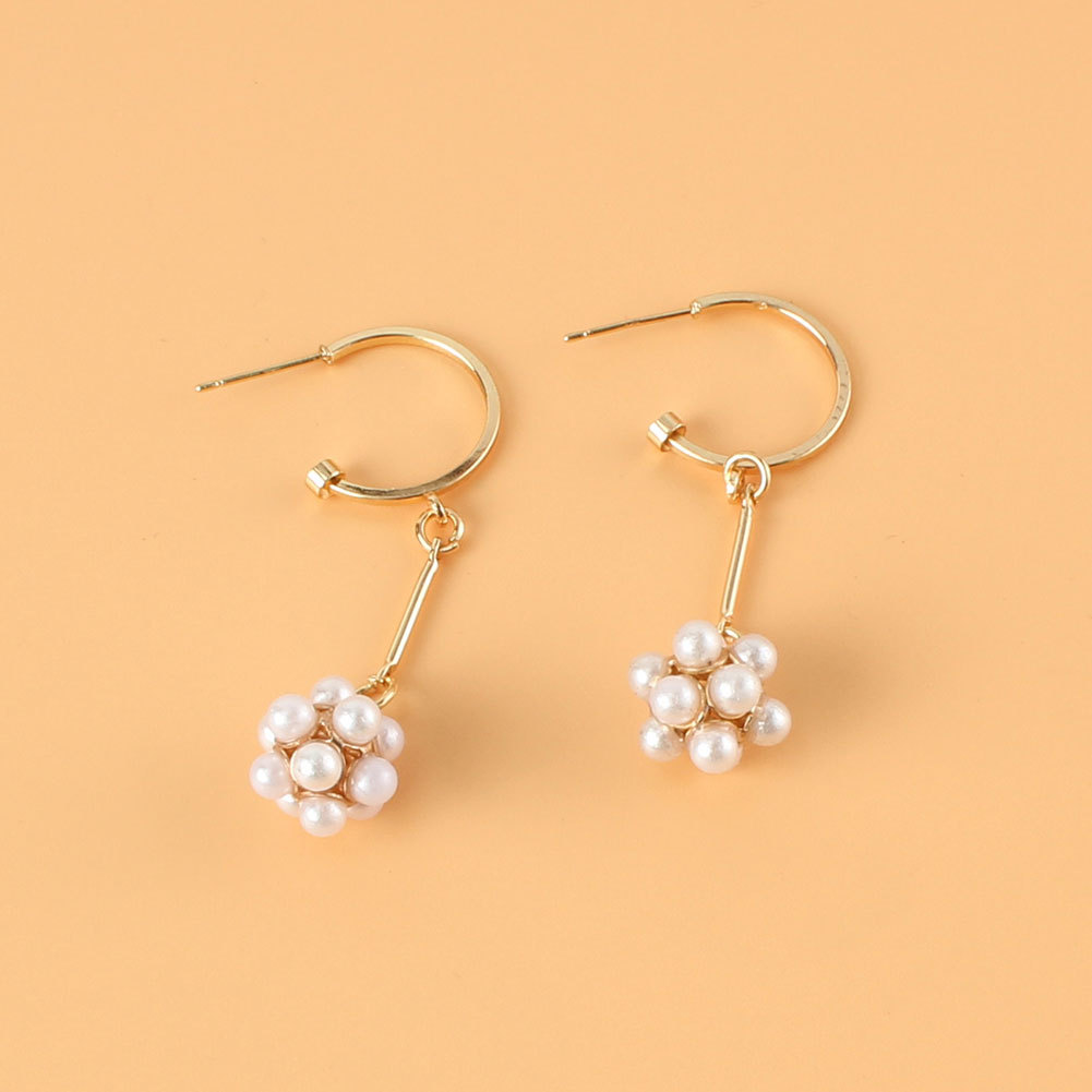 Fashion Pearl Flower C-shaped Long Earrings display picture 5