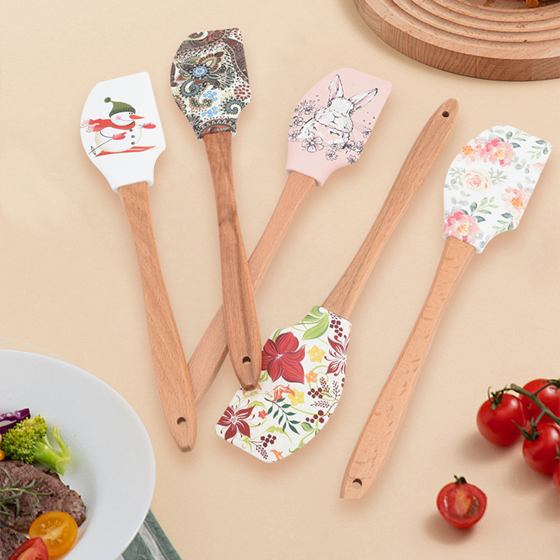 Fábrica de Yangjiang al por mayor raspador de crema de silicona mango de madera de haya raspador innovador simple pastel postre raspador de crema