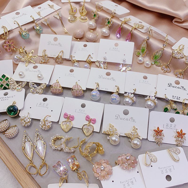 Fashionable earrings pearl with zircon