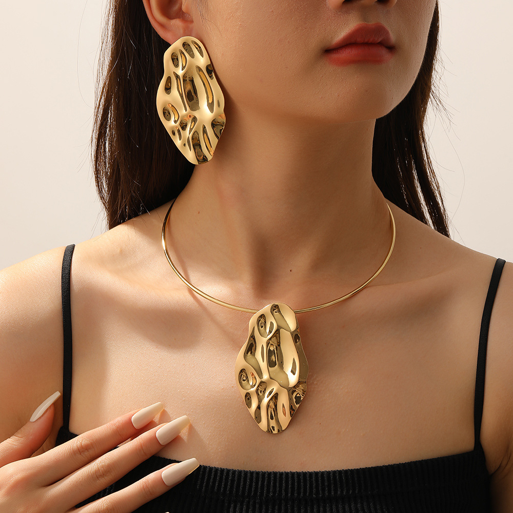Elegante agua ondulada de aluminio disco aretes collar conjunto de diseño minimalista pernos de aretes metálicos fríos aretes de aretes