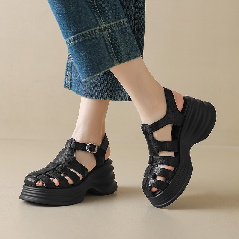 Sandal La Mã đế rỗng dệt mũi kín da thật gót cao 9 cm — đen